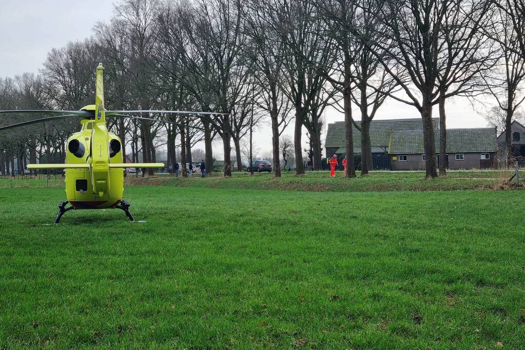 Traumateam landt voor patiënt in ambulance