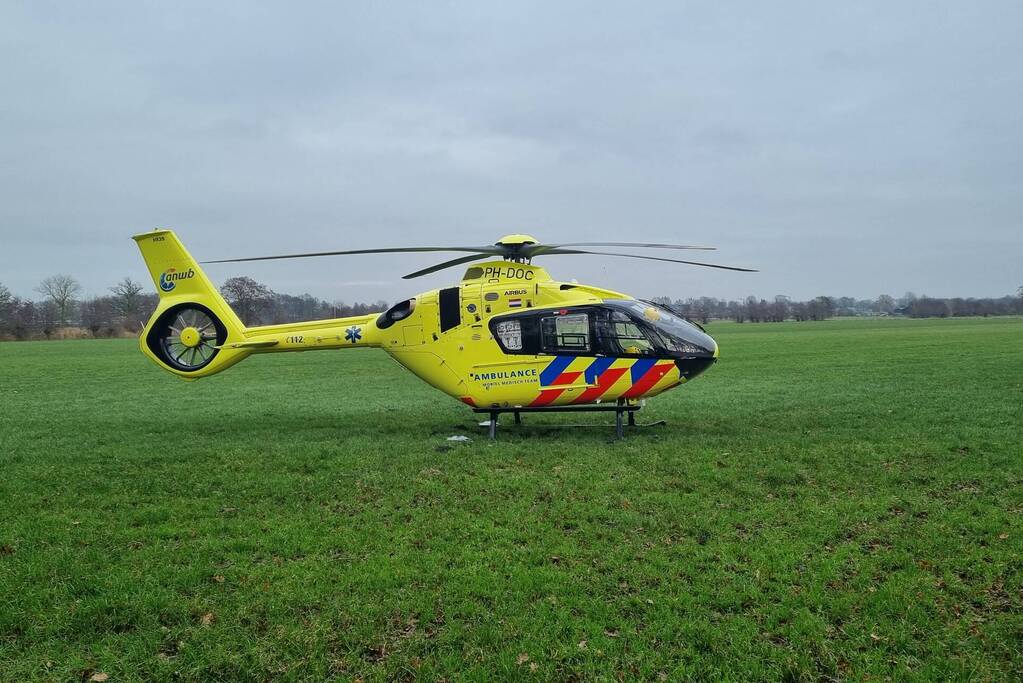 Traumateam landt voor patiënt in ambulance