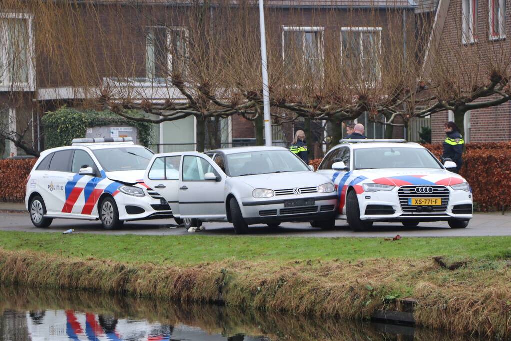 Auto klemgereden na achtervolging