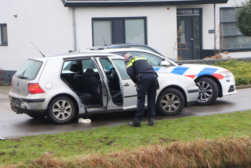 Auto klemgereden na achtervolging