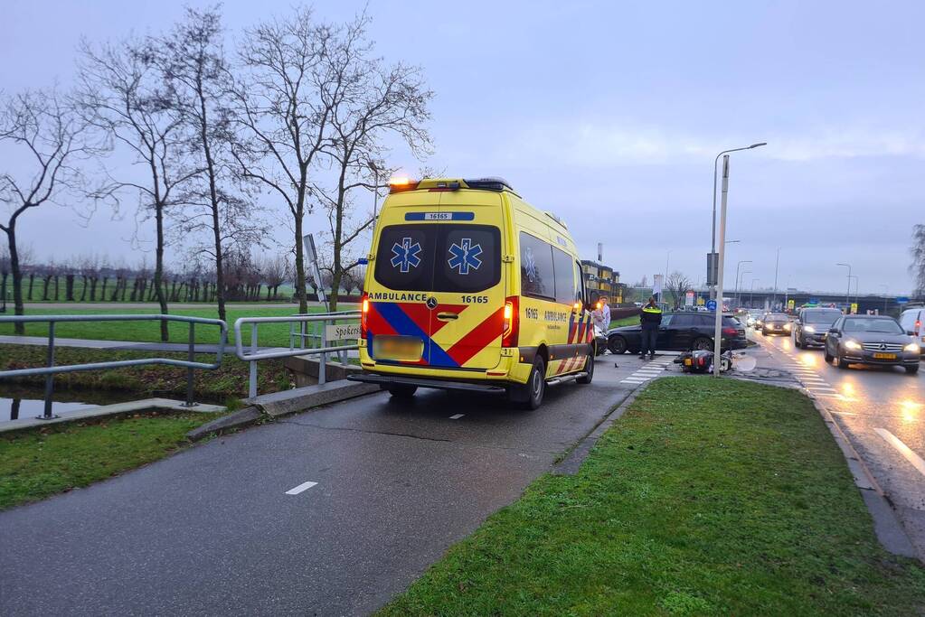 Brommerrijder aangereden door bestelbus