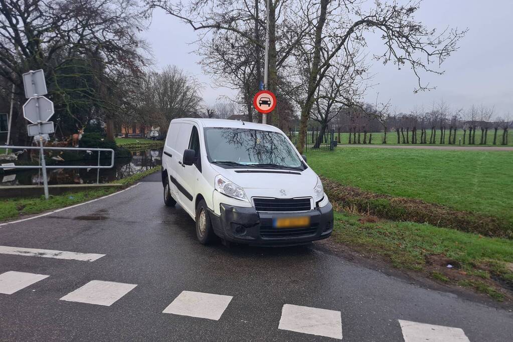Brommerrijder aangereden door bestelbus