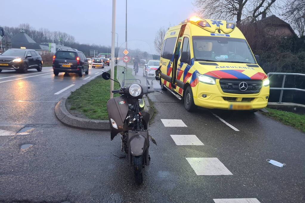 Brommerrijder aangereden door bestelbus