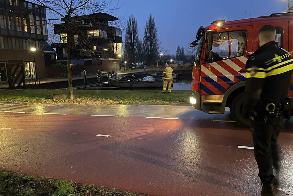 Veel rookontwikkeling bij brand op boot