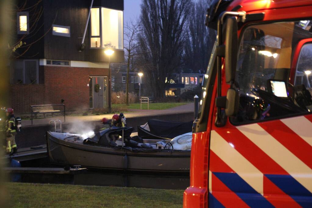 Veel rookontwikkeling bij brand op boot