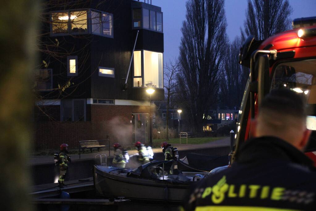 Veel rookontwikkeling bij brand op boot