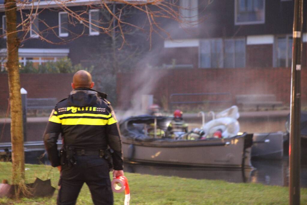 Veel rookontwikkeling bij brand op boot