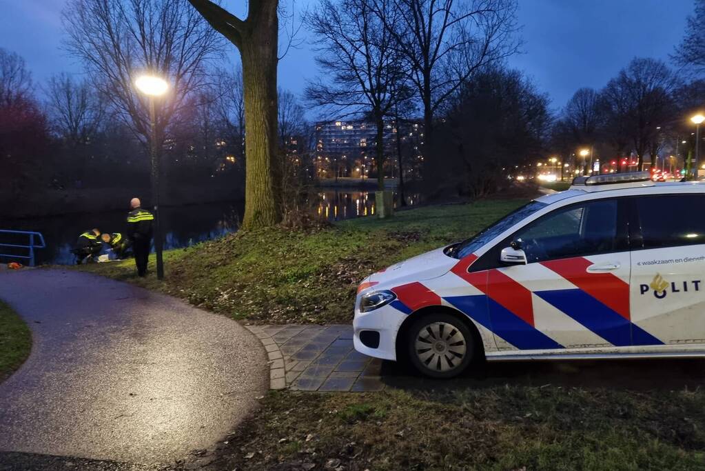 Magneetvisser haalt kluis boven water, politie neemt het in beslag