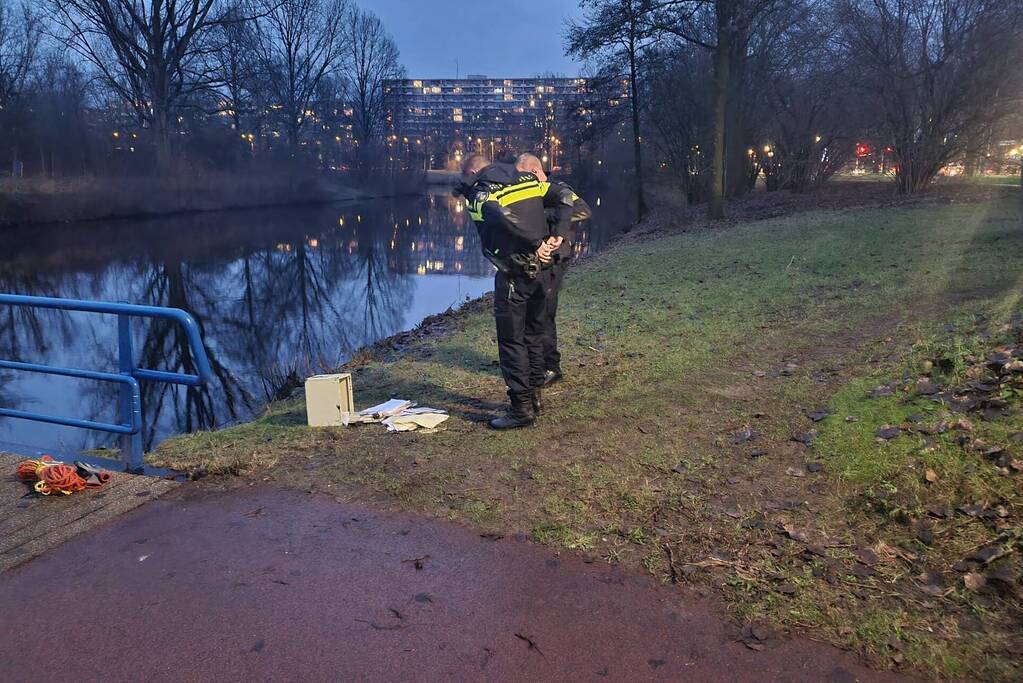 Magneetvisser haalt kluis boven water, politie neemt het in beslag