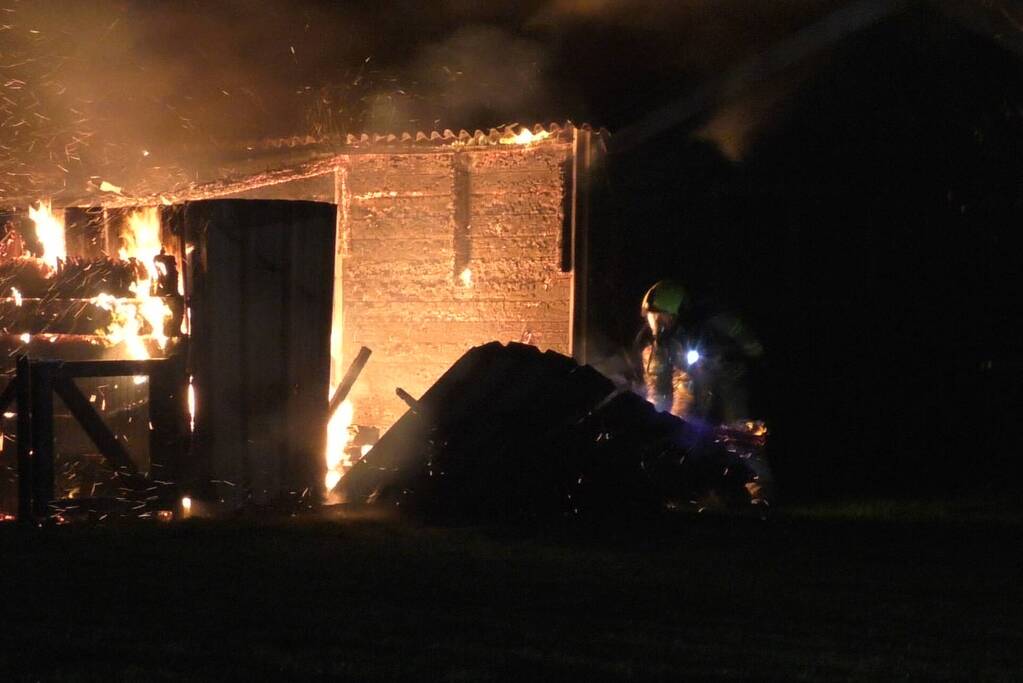 Flinke vlammen door brand in schuur