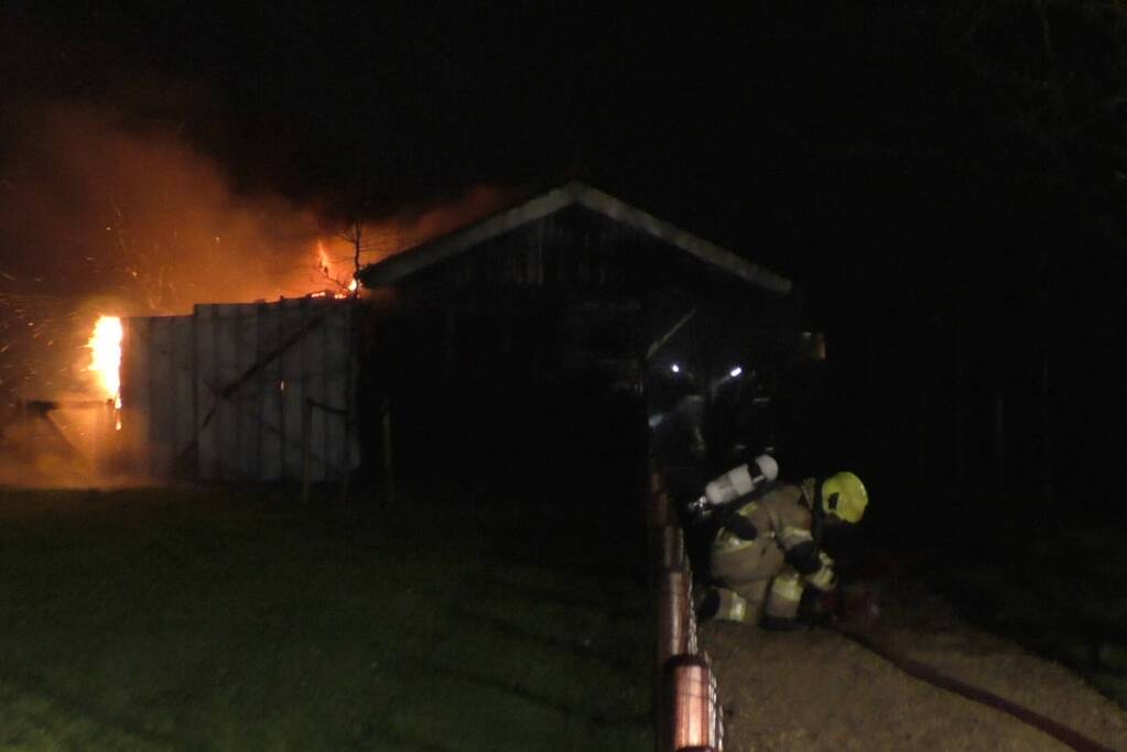 Flinke vlammen door brand in schuur