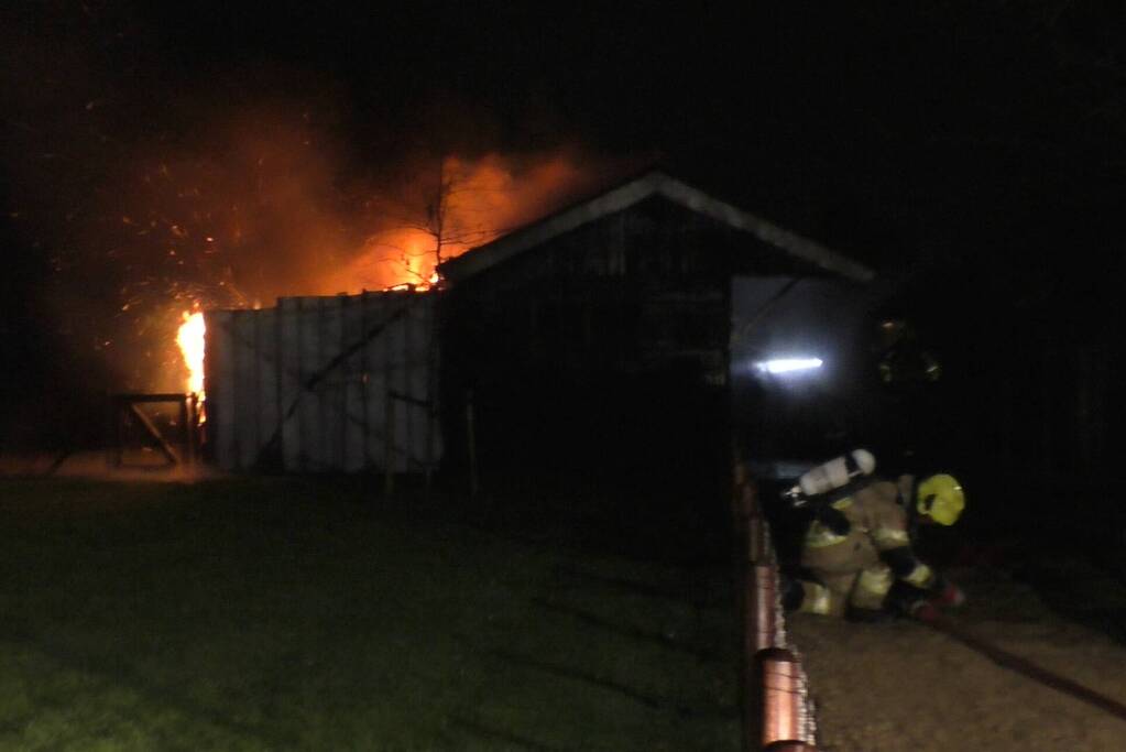 Flinke vlammen door brand in schuur