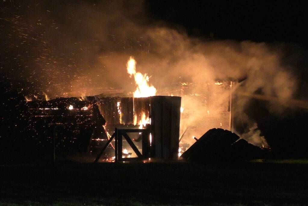 Flinke vlammen door brand in schuur