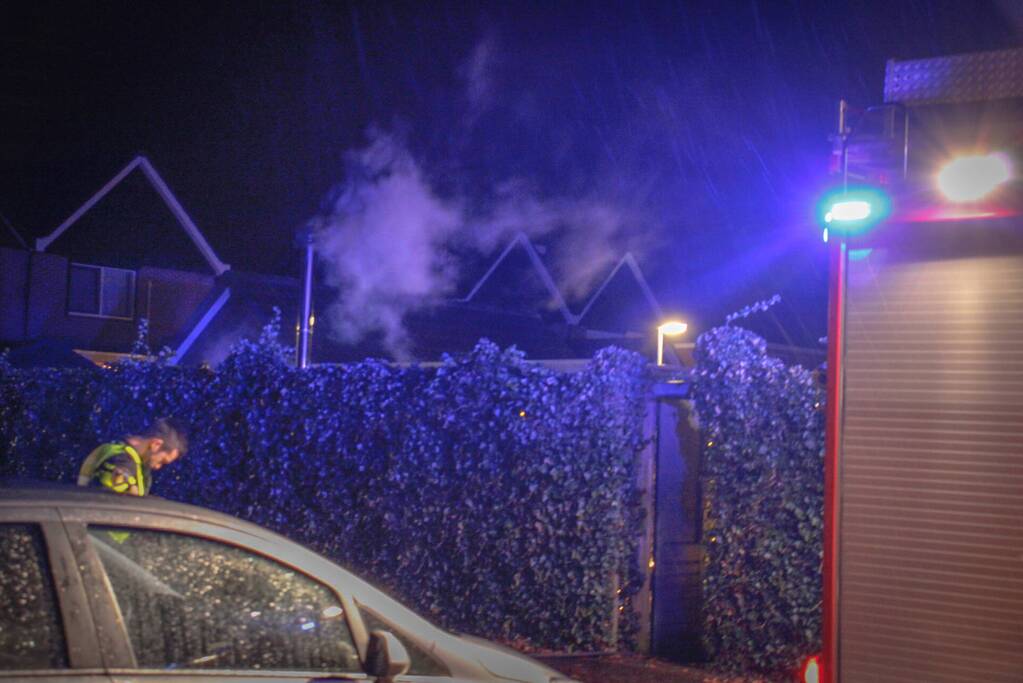 Kachel onder overkapping zorgt voor brand