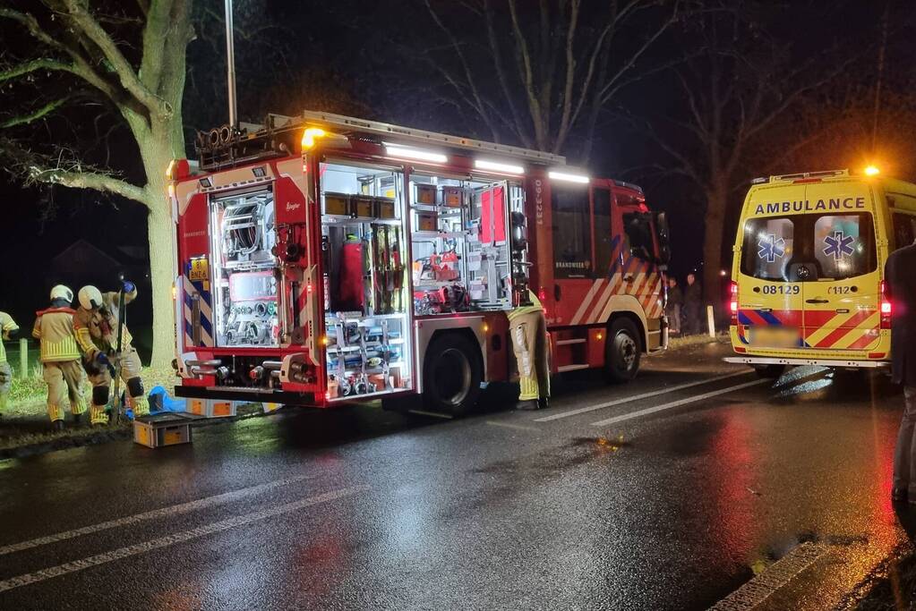 Bestuurder verliest macht over het stuur en komt tot stilstand in sloot