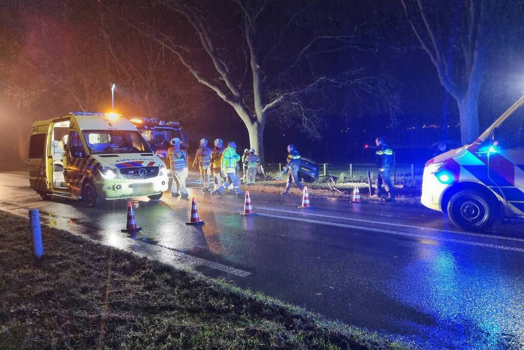 Bestuurder verliest macht over het stuur en komt tot stilstand in sloot