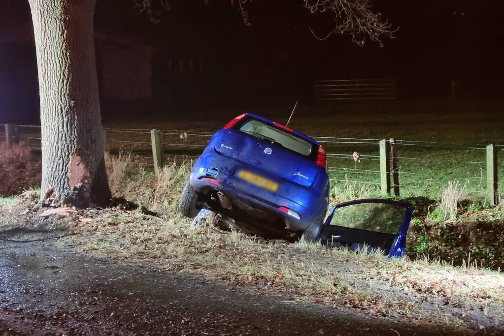 Bestuurder verliest macht over het stuur en komt tot stilstand in sloot