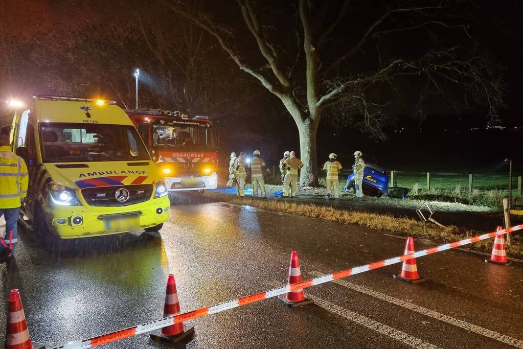 Bestuurder verliest macht over het stuur en komt tot stilstand in sloot