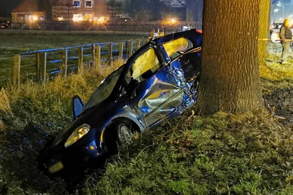 Bestuurder verliest macht over het stuur en komt tot stilstand in sloot