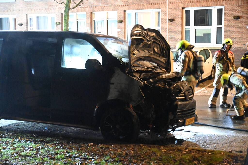 Bestelbus heeft forse schade door brand