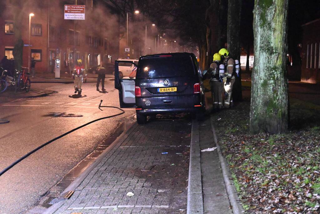 Bestelbus heeft forse schade door brand