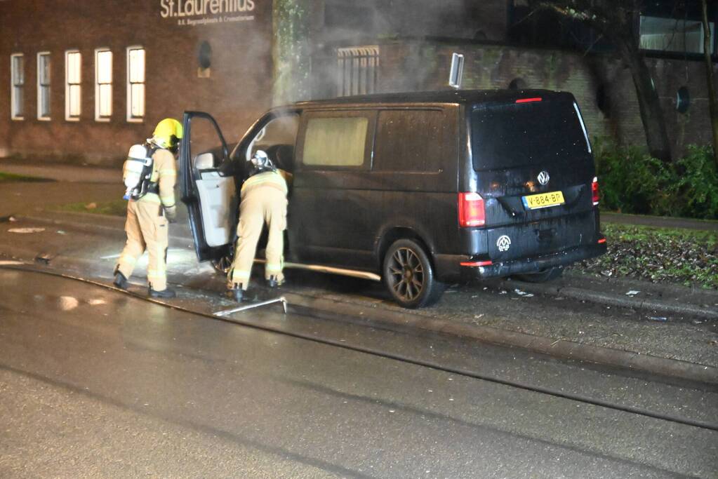 Bestelbus heeft forse schade door brand