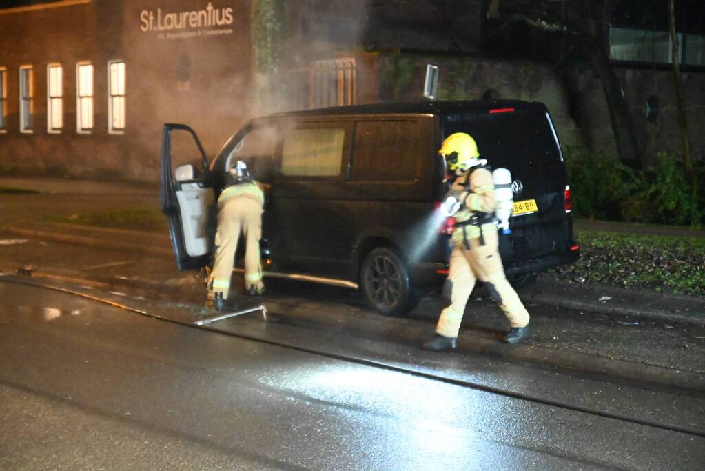 Bestelbus heeft forse schade door brand