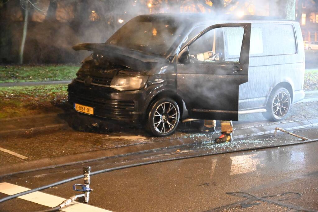 Bestelbus heeft forse schade door brand