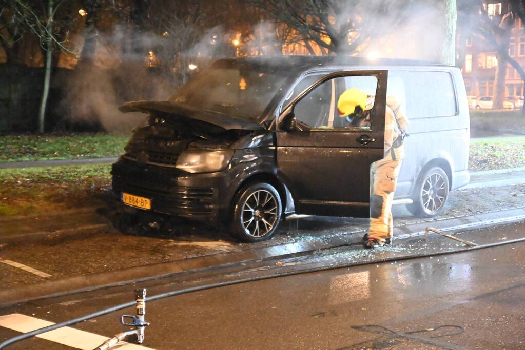 Bestelbus heeft forse schade door brand