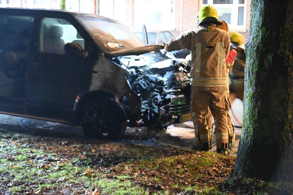 Bestelbus heeft forse schade door brand