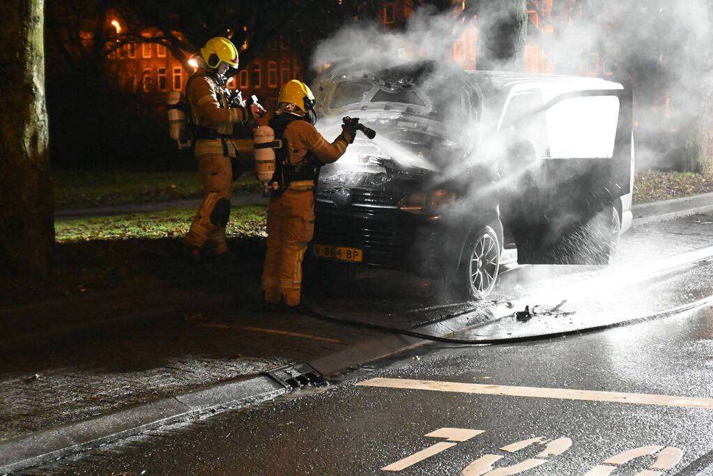 Bestelbus heeft forse schade door brand