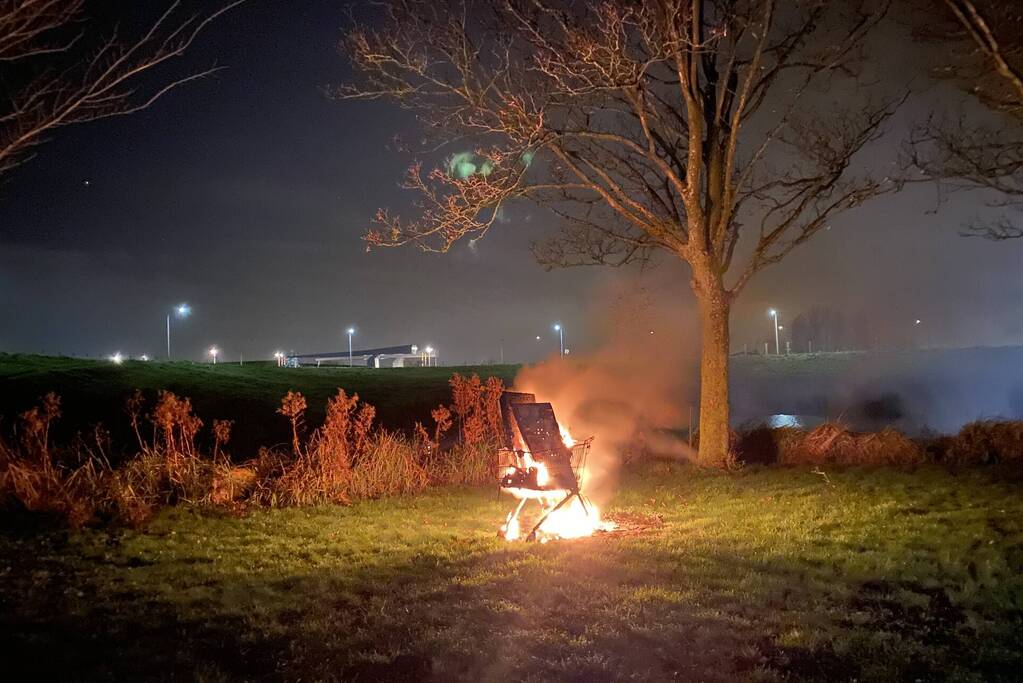 Winkelwagen met rommel in brand gevlogen