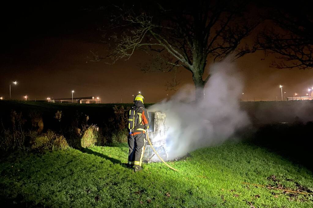 Winkelwagen met rommel in brand gevlogen