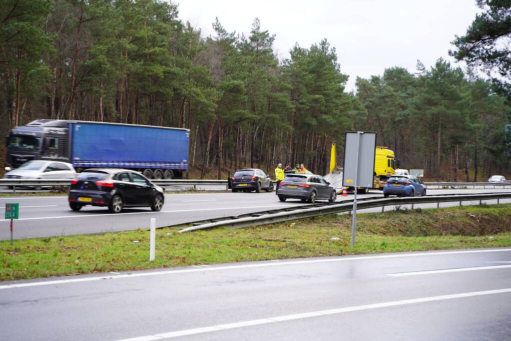 Twee auto's botsen op snelweg