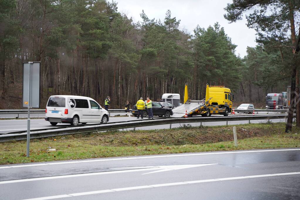 Twee auto's botsen op snelweg