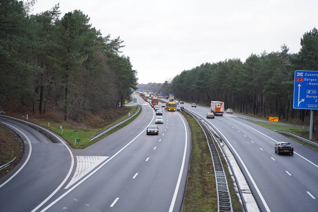 Twee auto's botsen op snelweg