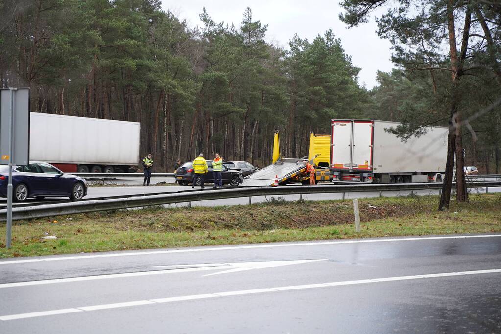 Twee auto's botsen op snelweg