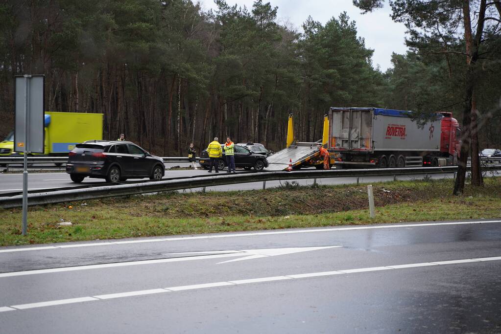 Twee auto's botsen op snelweg