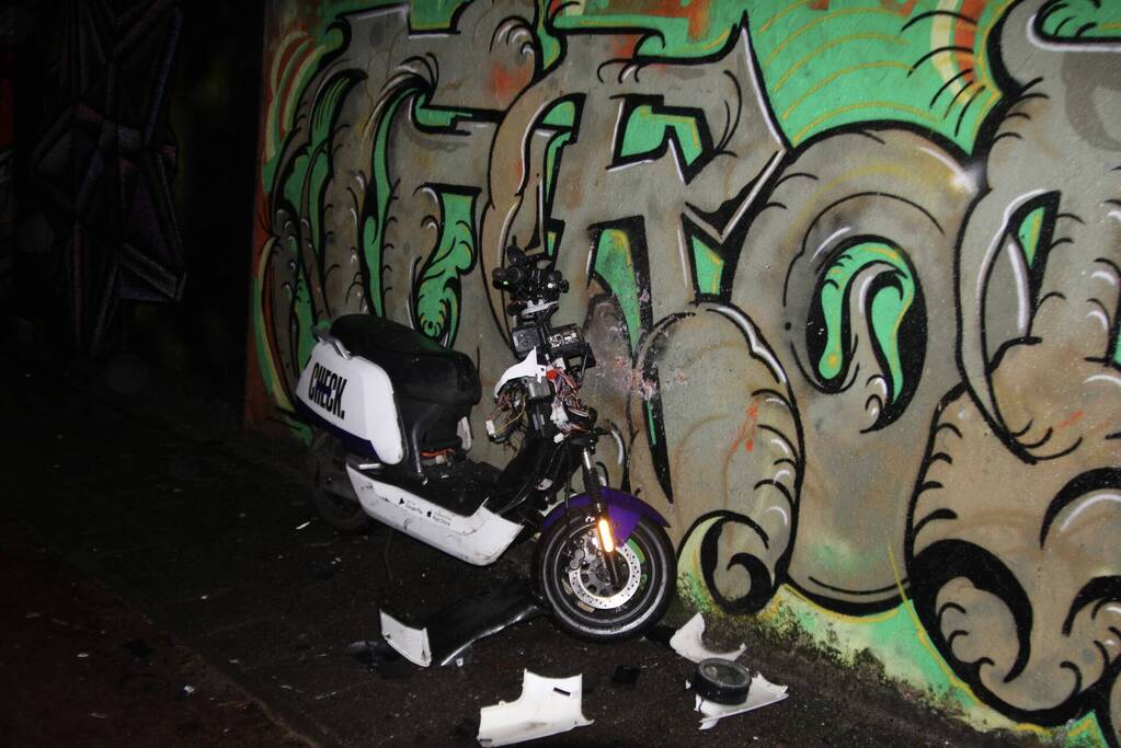 Deelscooter vernield door vuurwerk