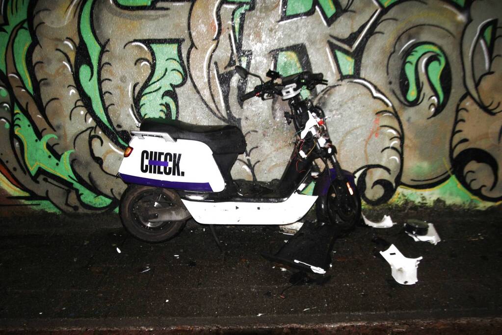 Deelscooter vernield door vuurwerk