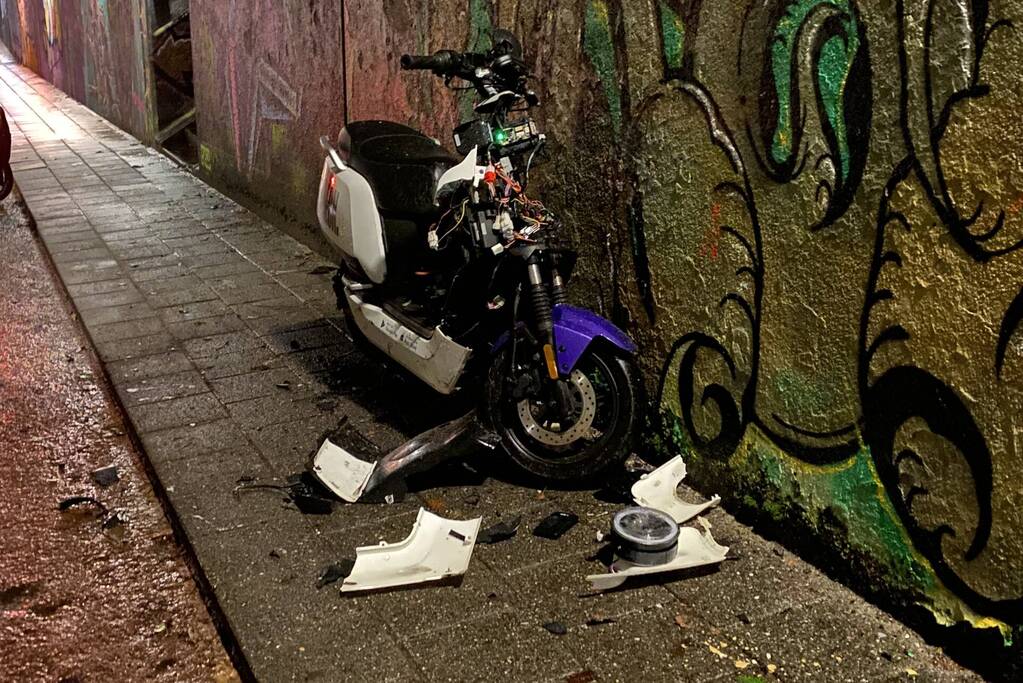 Deelscooter vernield door vuurwerk