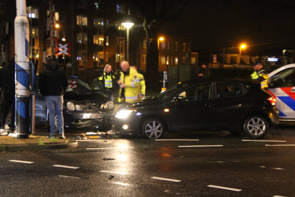 Schade na botsing tussen twee voertuigen