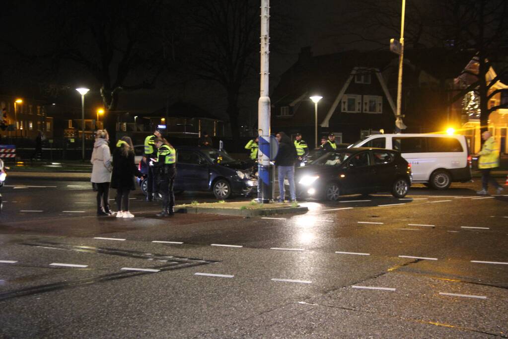 Schade na botsing tussen twee voertuigen