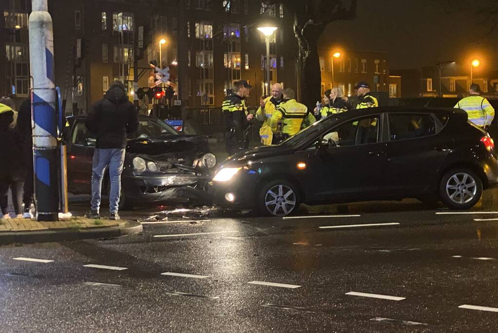 Schade na botsing tussen twee voertuigen