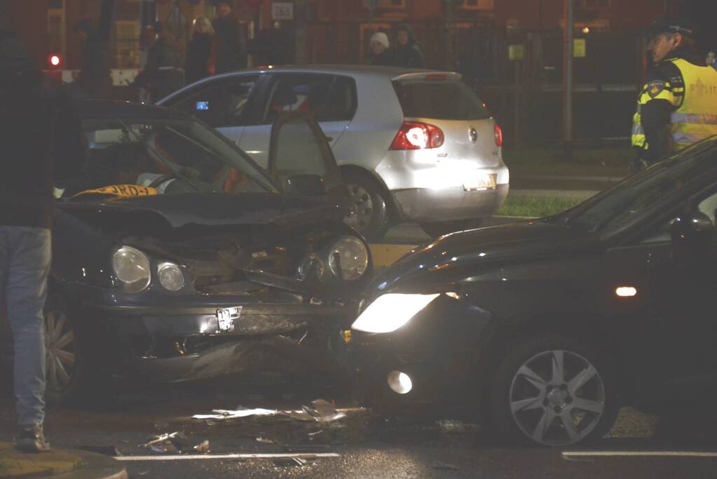 Schade na botsing tussen twee voertuigen