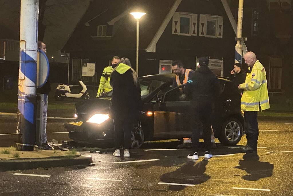 Schade na botsing tussen twee voertuigen