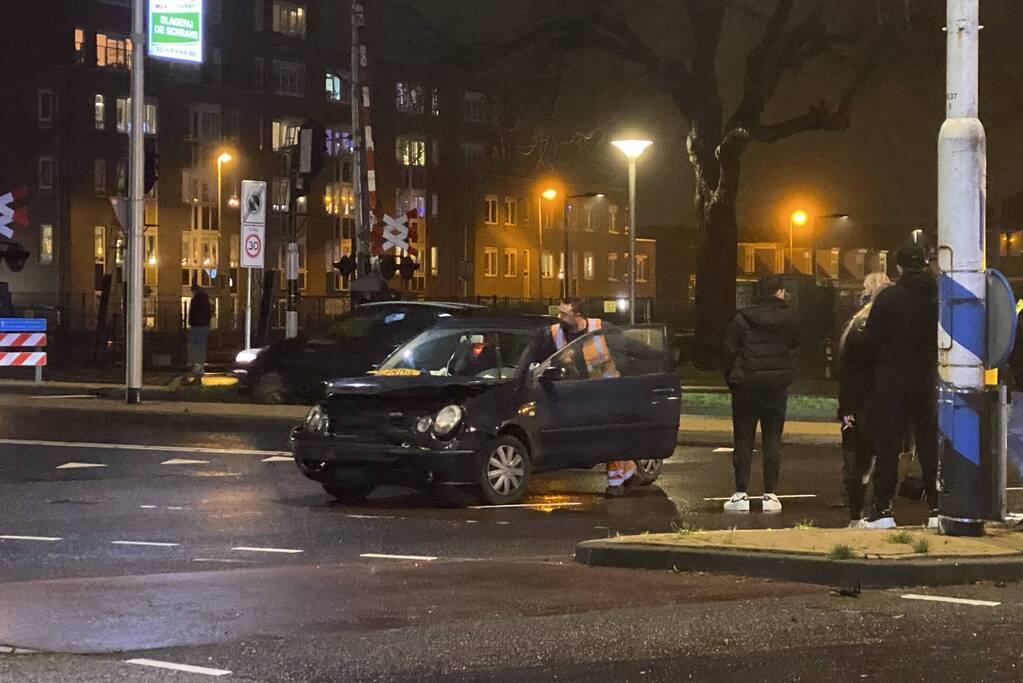 Schade na botsing tussen twee voertuigen