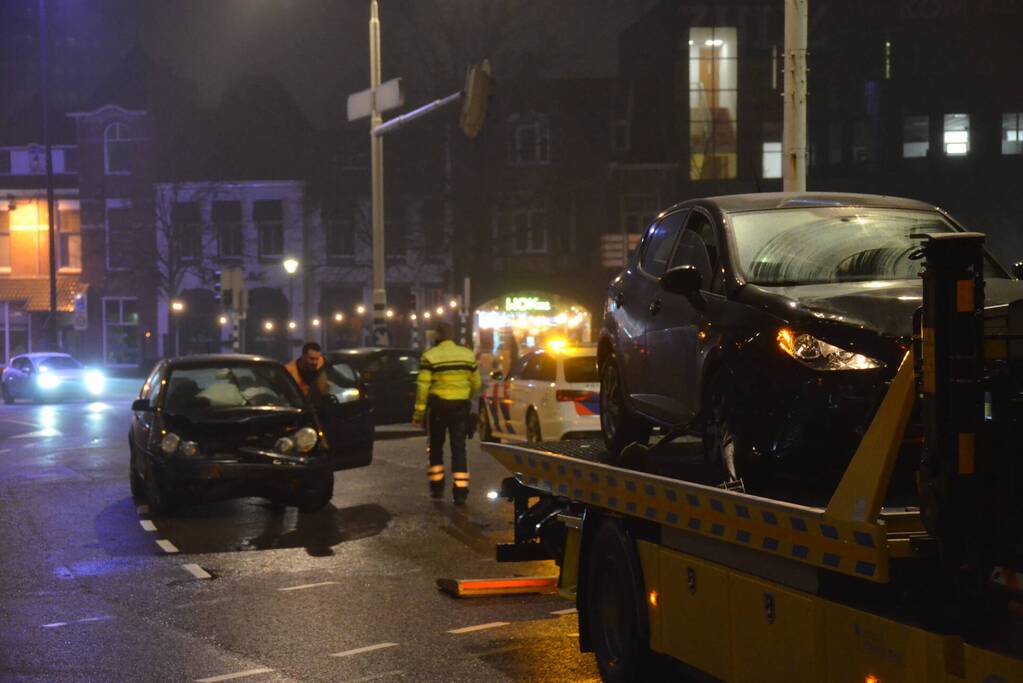 Schade na botsing tussen twee voertuigen