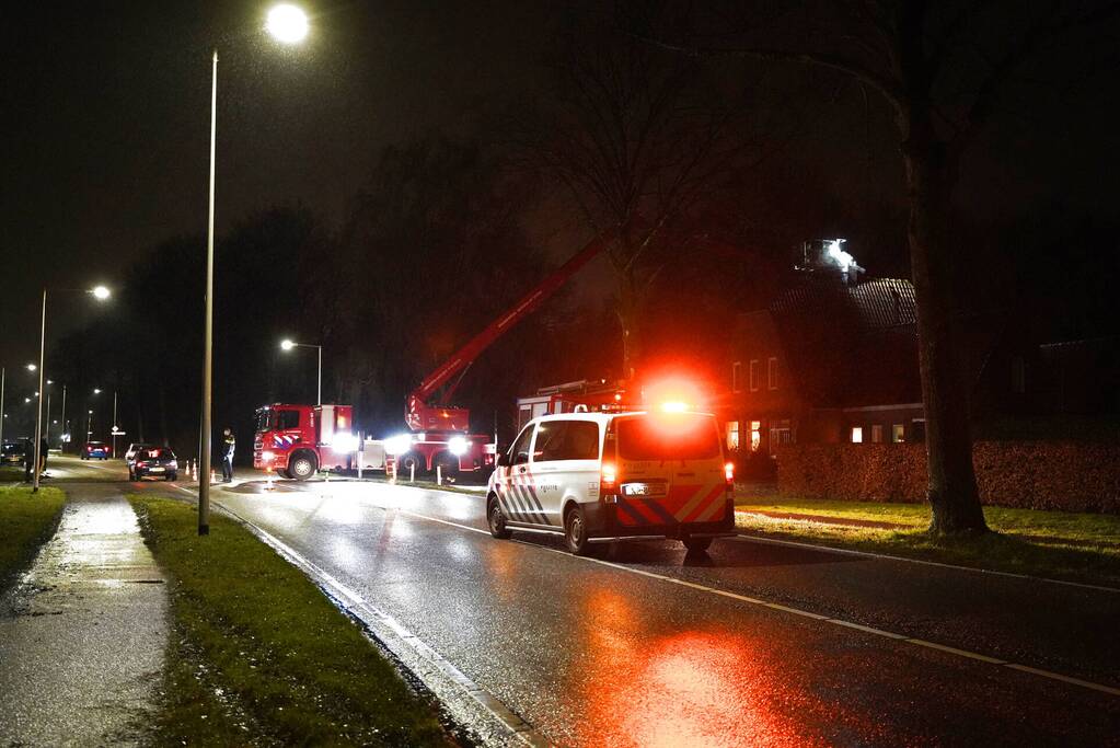Brandweer veegt schoorsteen na brand