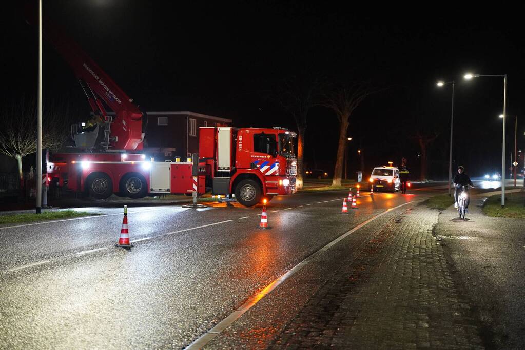 Brandweer veegt schoorsteen na brand